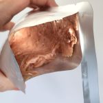 パウチにはツナが平べったく入っている