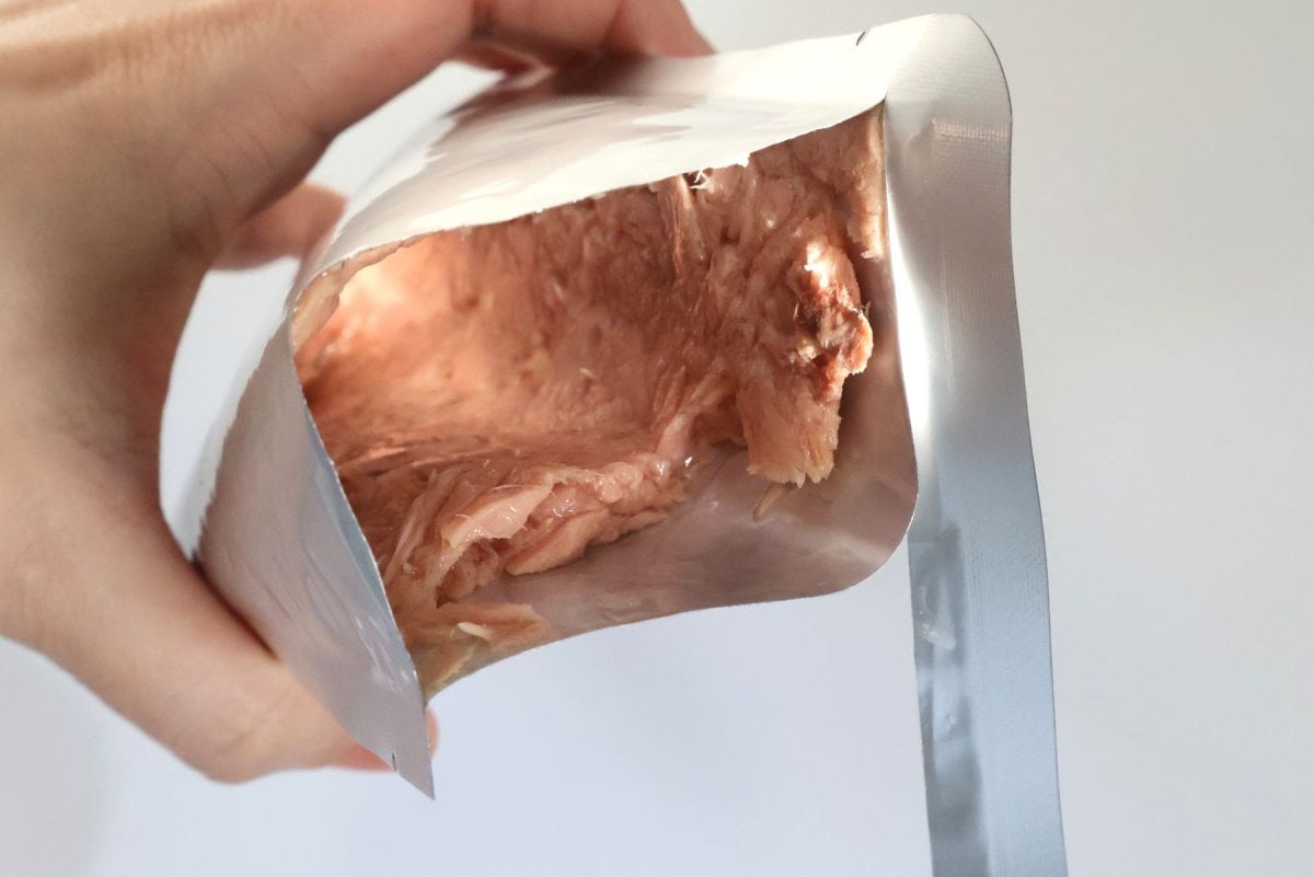 パウチにはツナが平べったく入っている