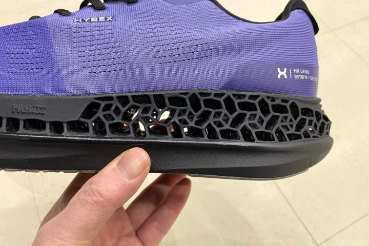 【未知の推進力】3Dプリントソールが走りの常識を変える!日本発ハイベックスの「HXLENS」をエディターが試し履き