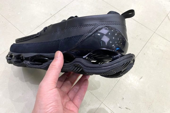 【革靴顔なのに異次元クッション】これがハイブリッドの完成形!ミズノ「ウエーブプロフェシーモック」をエディターが試し履き