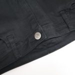 ウエスト部分にはベルトループがあり、ボタンもシンプル