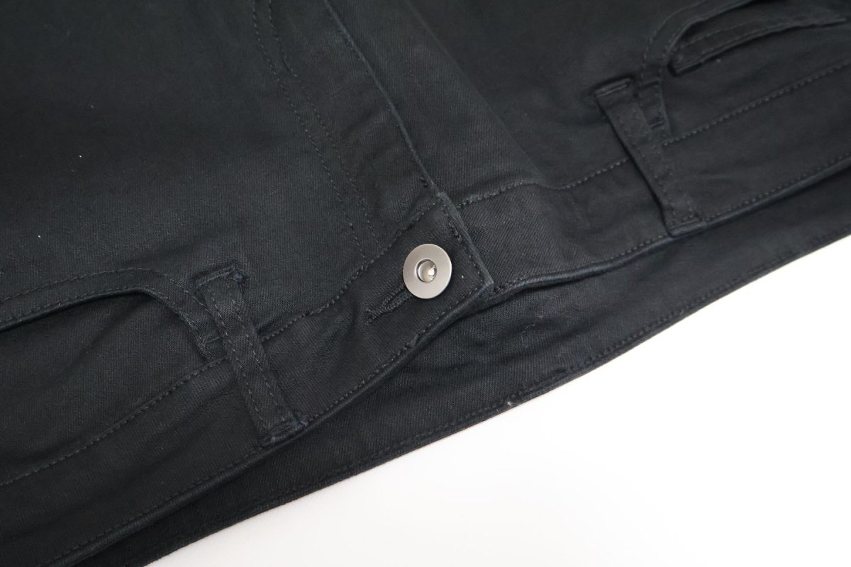 ウエスト部分にはベルトループがあり、ボタンもシンプル