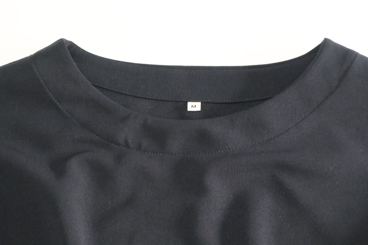 首元には伸びにくい加工