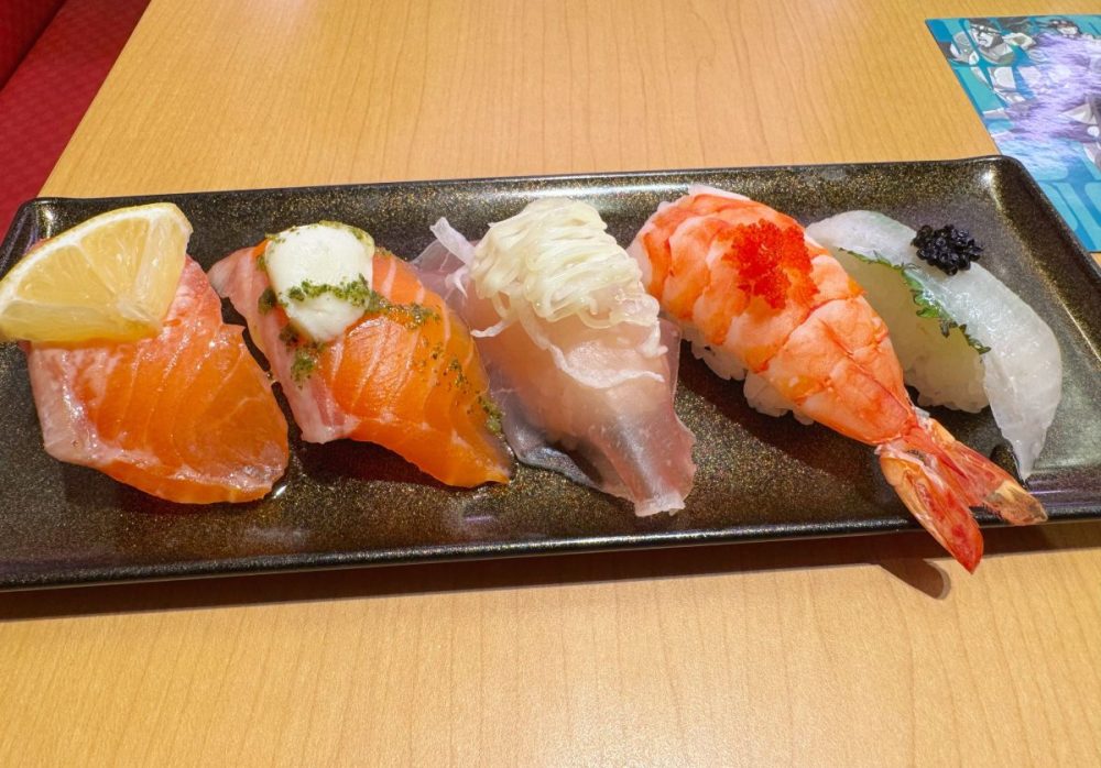 コラボ限定トラベルステッカー付き　寿司5種盛り
