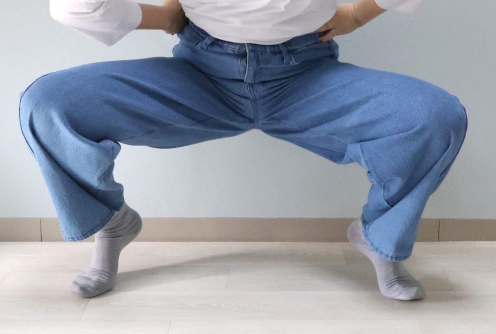 こんな姿勢でも全く圧迫感がない履き心地の良さ