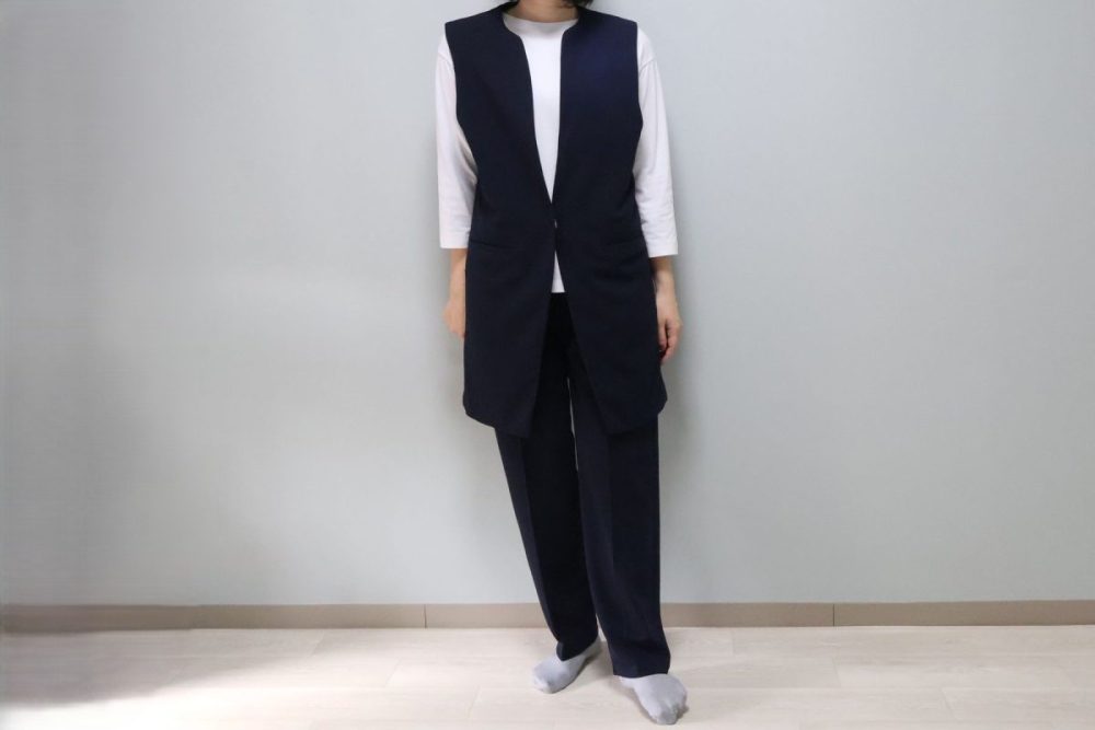 インナーを白いカットソーに変更し、ジレの前を閉めて着用