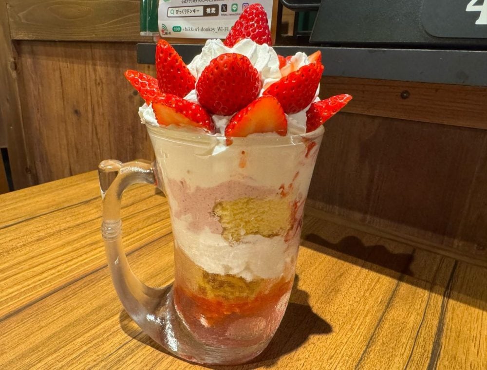 パフェ？ケーキ？びっくりドンキーの盛りすぎ「ジョッキパフェ（完熟いちご）」が異次元のボリュームだった