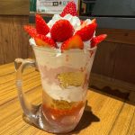 パフェ？ケーキ？びっくりドンキーの盛りすぎ「ジョッキパフェ（完熟いちご）」が異次元のボリュームだった