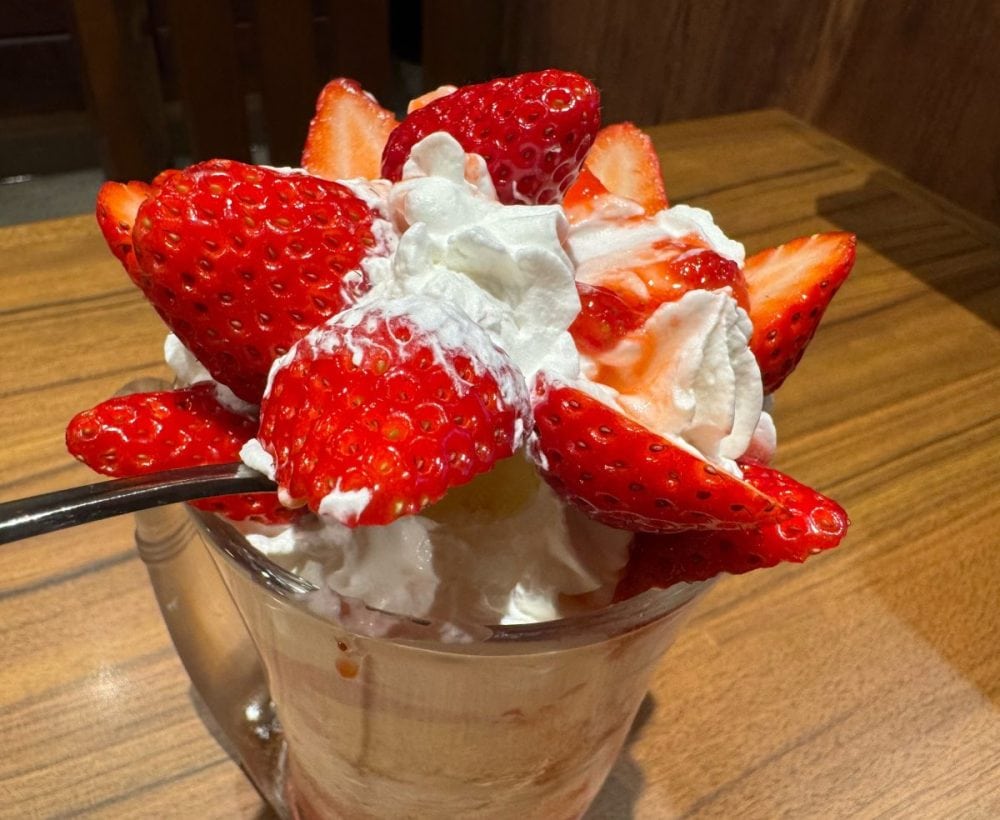 まずはいちごのトップから実食！