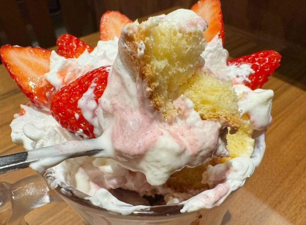 パフェというよりも豪華なショートケーキを食べているような気分に
