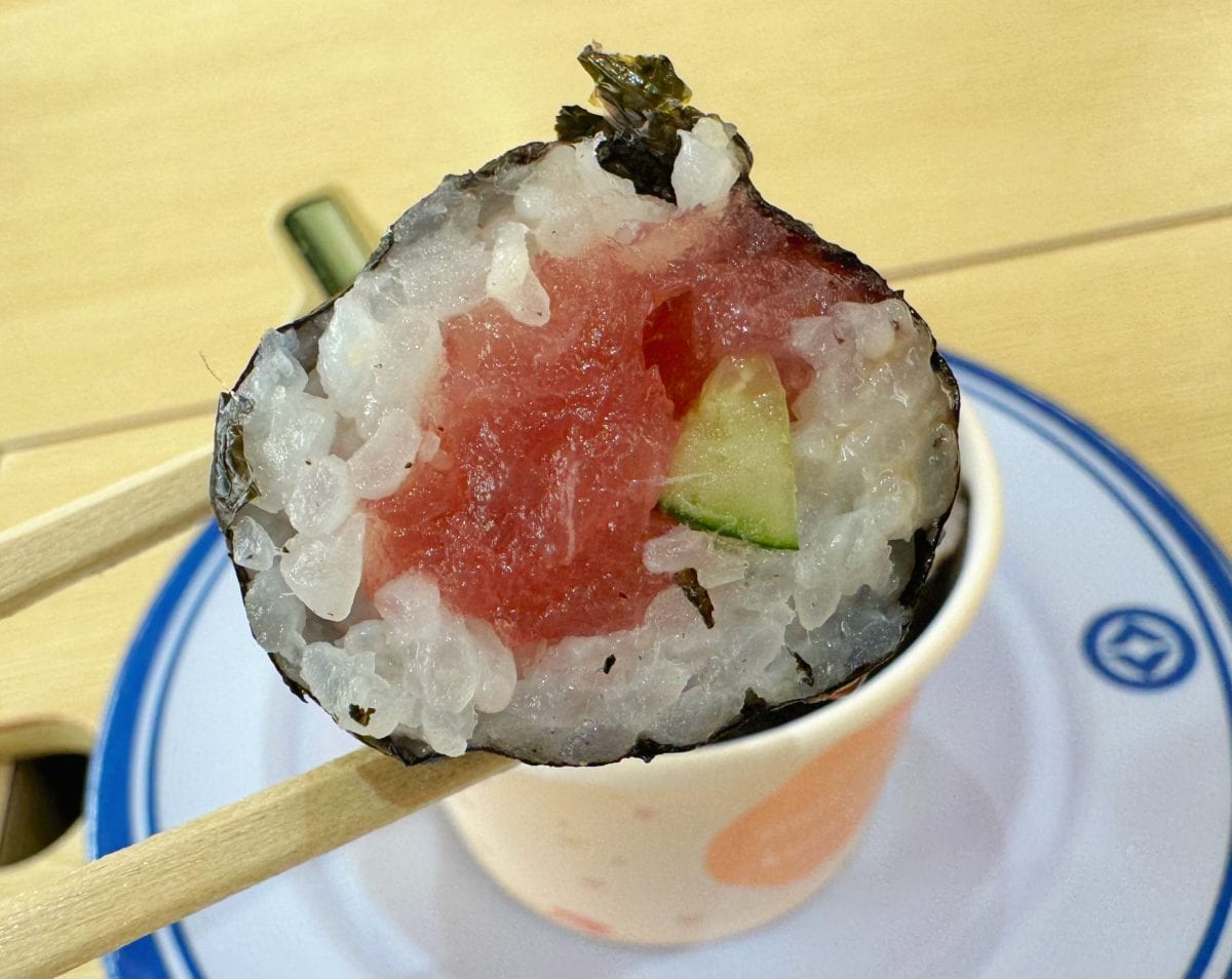 つまみやすいミニサイズのカップ寿司