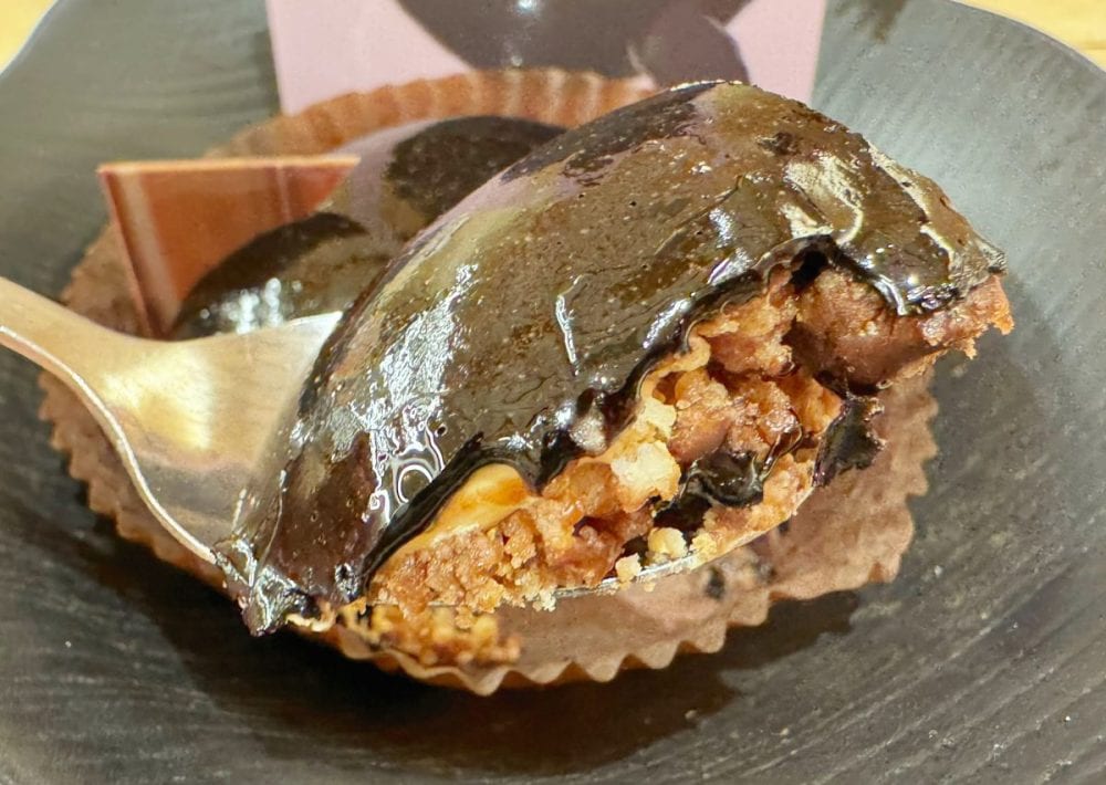 中からはサクサク食感のクランブルとキャラメールムースがお目見え！