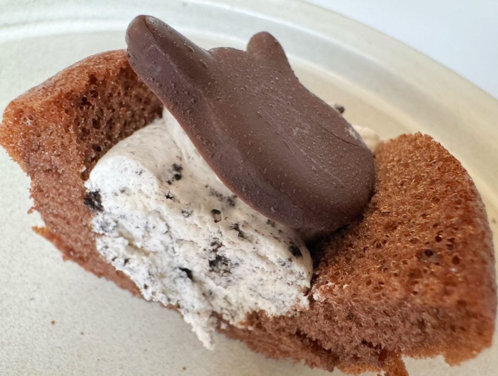 オムレット生地とクリームのふわっと感と、ココアクランチやビスケットのザクザク食感のコントラストも楽しい!