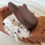 オムレット生地とクリームのふわっと感と、ココアクランチやビスケットのザクザク食感のコントラストも楽しい!