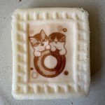 mofusandの猫たちが描かれた手のひらサイズのワッフルの中に、カスタード味のクリームがイン