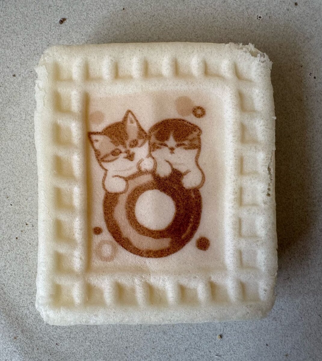 mofusandの猫たちが描かれた手のひらサイズのワッフルの中に、カスタード味のクリームがイン
