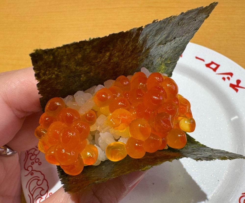 パリパリの海苔で包んで食べることで、海苔の風味といくらの旨みをダイレクトに楽しむことができます