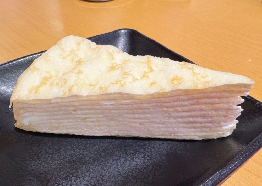 定番メニューが純白の装いに！「白いミルクレープ」