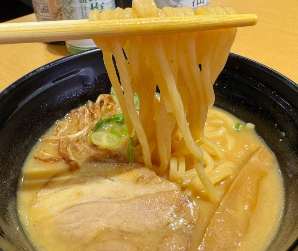 ねりごまと、あさりと野菜の旨みが効いた甘みのあるスープが麺によく絡む