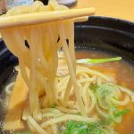 とろみのあるコク深いスープが麺にまとわりつき、あとを引く一杯に仕上がっています