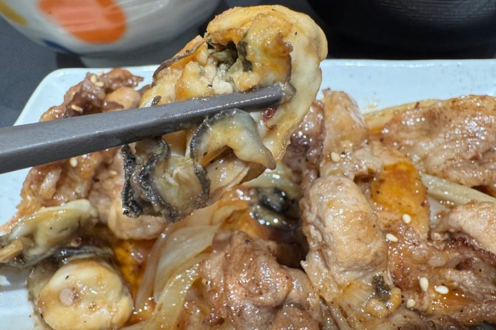 【松屋に“牡蠣”が帰ってきた】白米泥棒がすぎる…新作「牛肉と牡蠣の炒め」に“100円キムチ”を追加する神アレンジが旨すぎる!