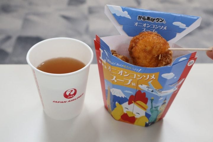 【JAL×ローソン】機内の“あのスープ”がからあげクンに!?CA考案の「ご当地ロールケーキ」8種も本気すぎ!