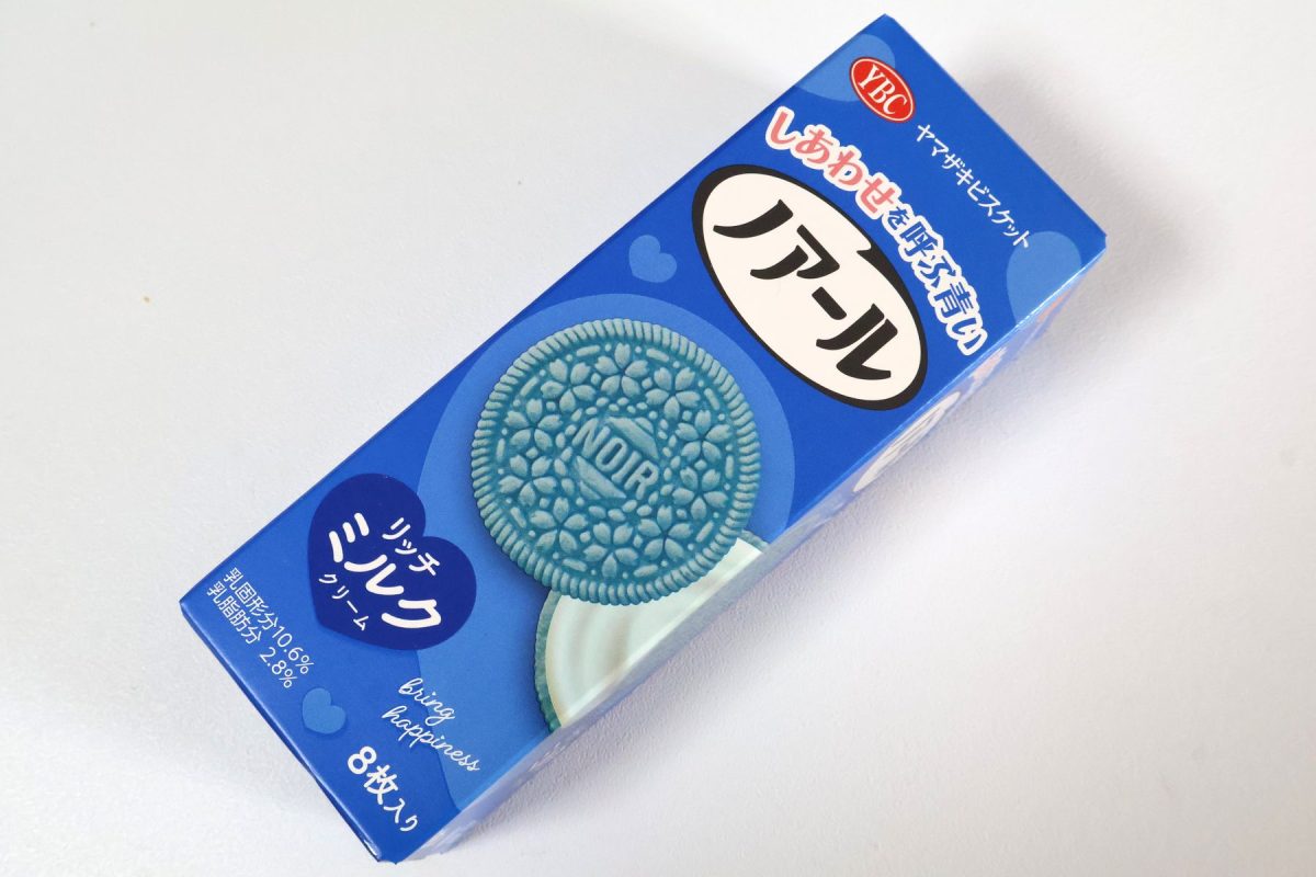 「ヤマザキビスケット しあわせを呼ぶ青いノアール リッチミルククリーム（8枚入り）」　