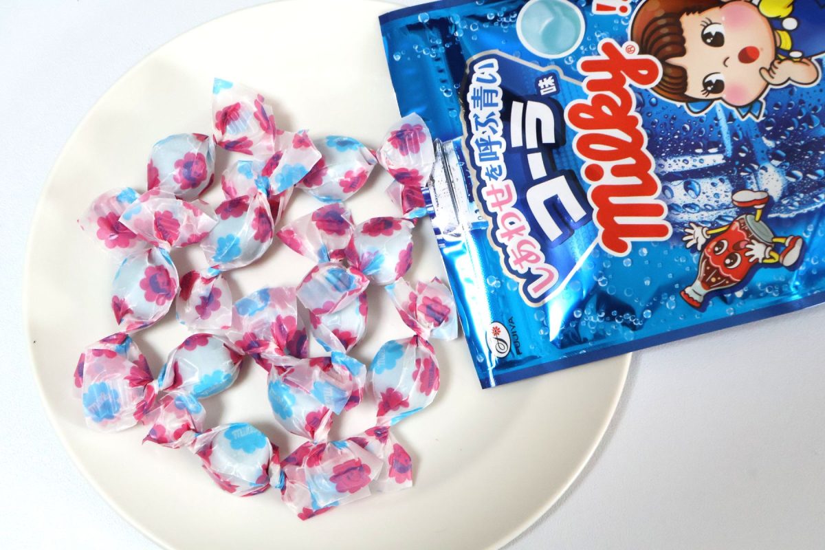 「不二家 ミルキー しあわせを呼ぶ青いコーラ味」　