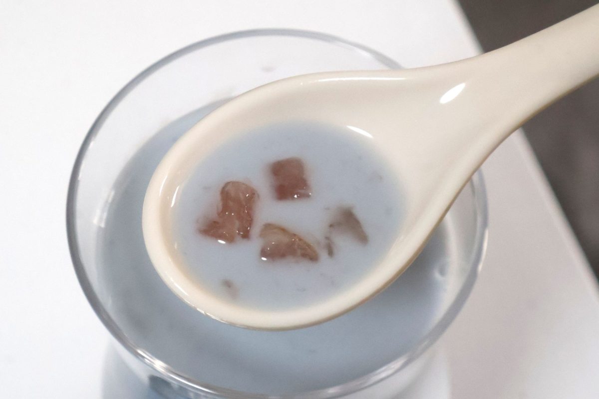 「しあわせを呼ぶ青いいちごミルク」