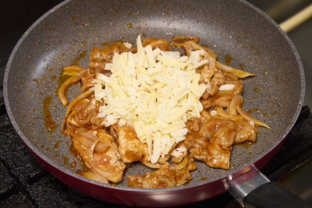 「サントリー生ビール」に合う肉つまみ「チーズポークチャップサイドダウン」