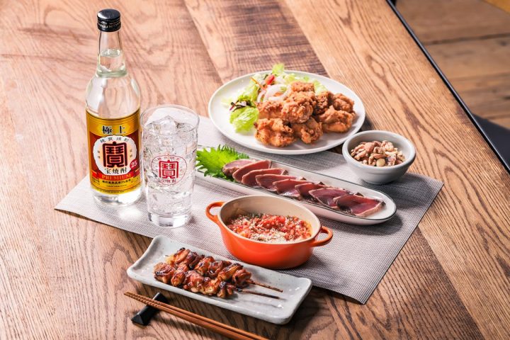 【家飲みが極上の時間に】割って楽しめる極上〈宝焼酎〉があれば、笑い話も腹を割った話も最高のつまみになる!