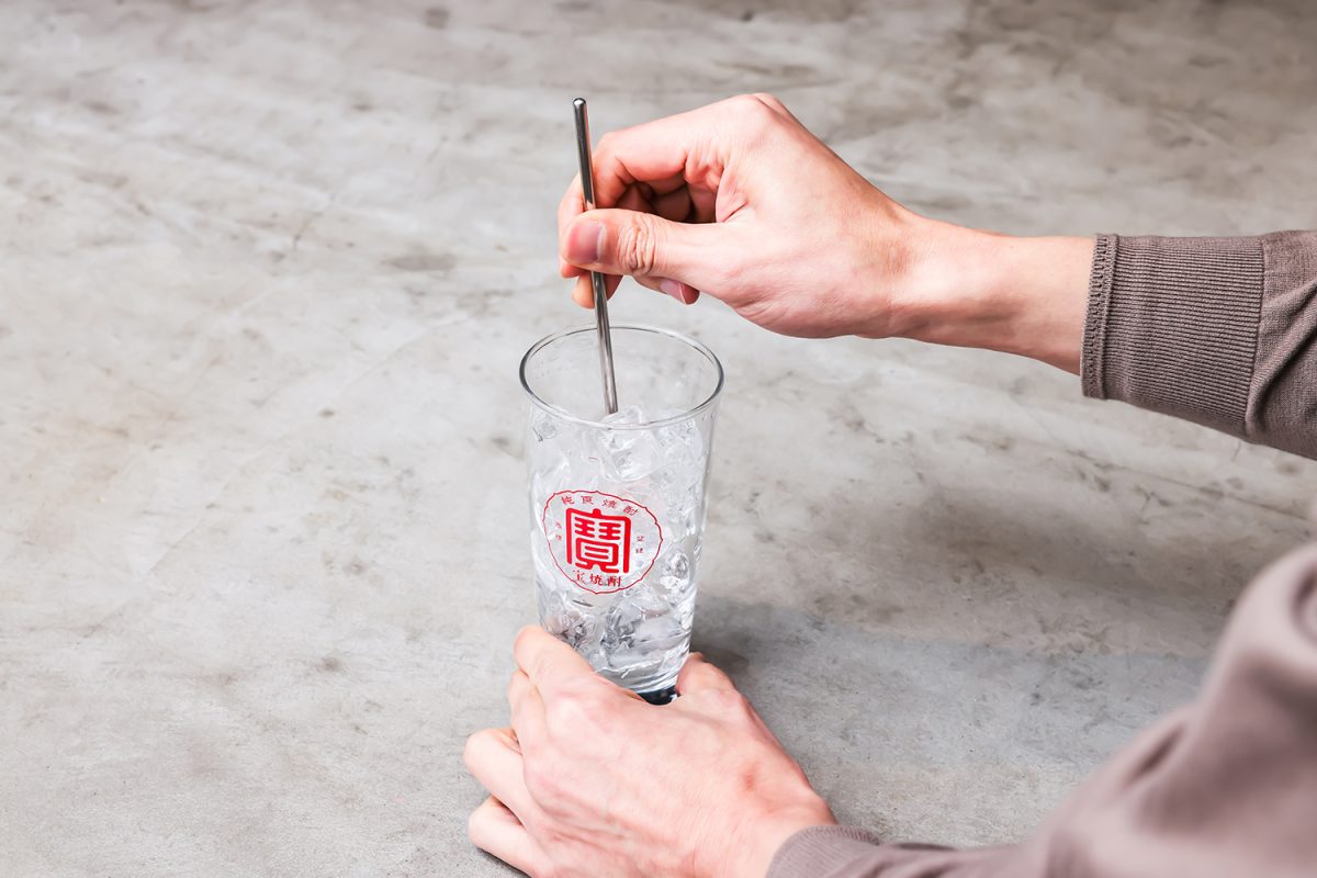 【家飲みが極上の時間に】割って楽しめる極上〈宝焼酎〉があれば、笑い話も腹を割った話も最高のつまみになる!