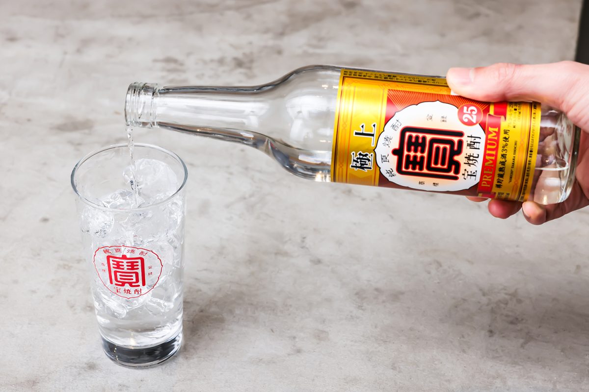 【家飲みが極上の時間に】割って楽しめる極上〈宝焼酎〉があれば、笑い話も腹を割った話も最高のつまみになる!