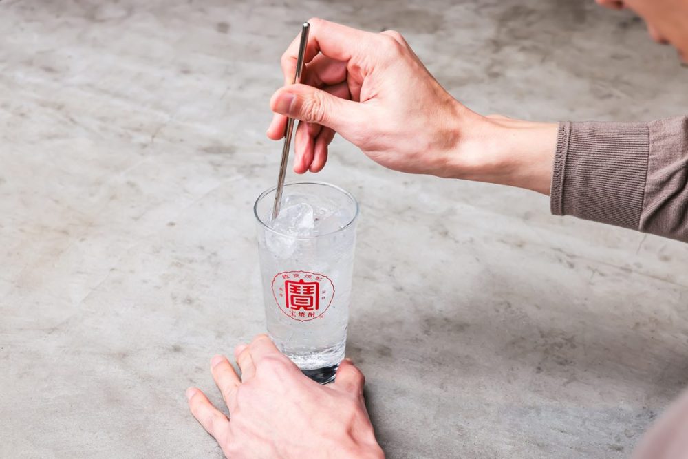 おいしい炭酸割りの作り方④マドラーでやさしく混ぜる