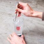 おいしい炭酸割りの作り方④マドラーでやさしく混ぜる