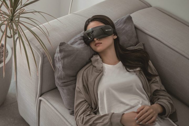 【冬の天敵、疲れ目・クマを撃退】「目が死んでる」と言わせない!“塗る、温める、震える”最新アイケアを美容ジャーナリストが厳選