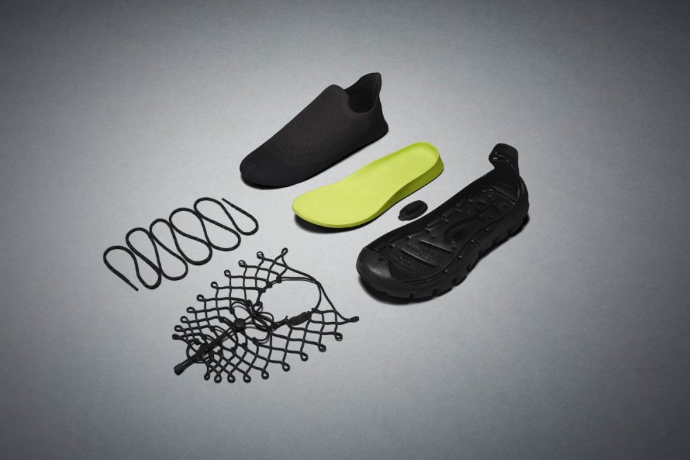 象徴的な２本のコードデザインを進化させ、接着剤を使わずコードでパーツを固定するモジュラー構造を採用