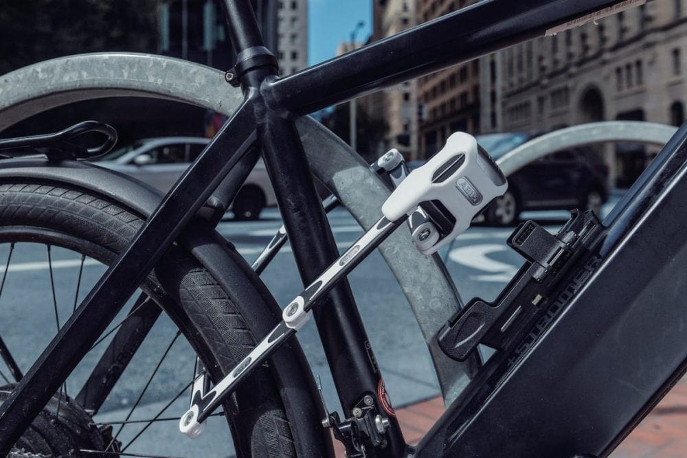 高強度のスチール製ブレードを6本つなぎ合わせ、折りたたむことでコンパクトになる堅牢かつ携帯にも便利なBORDO（ボルドー）シリーズ