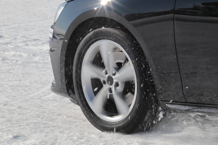 【突然の大雪、そのタイヤで大丈夫?】オールシーズンタイヤの過信は禁物。「雪道で止まる・止まらない」の真実と、賢いドライバーが選ぶべき条件