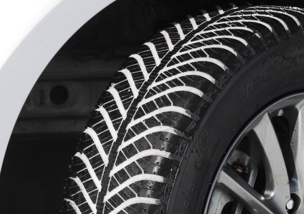 特徴的なトレッドがガッチリと雪を噛むことでグリップを確保する