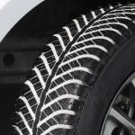 特徴的なトレッドがガッチリと雪を噛むことでグリップを確保する