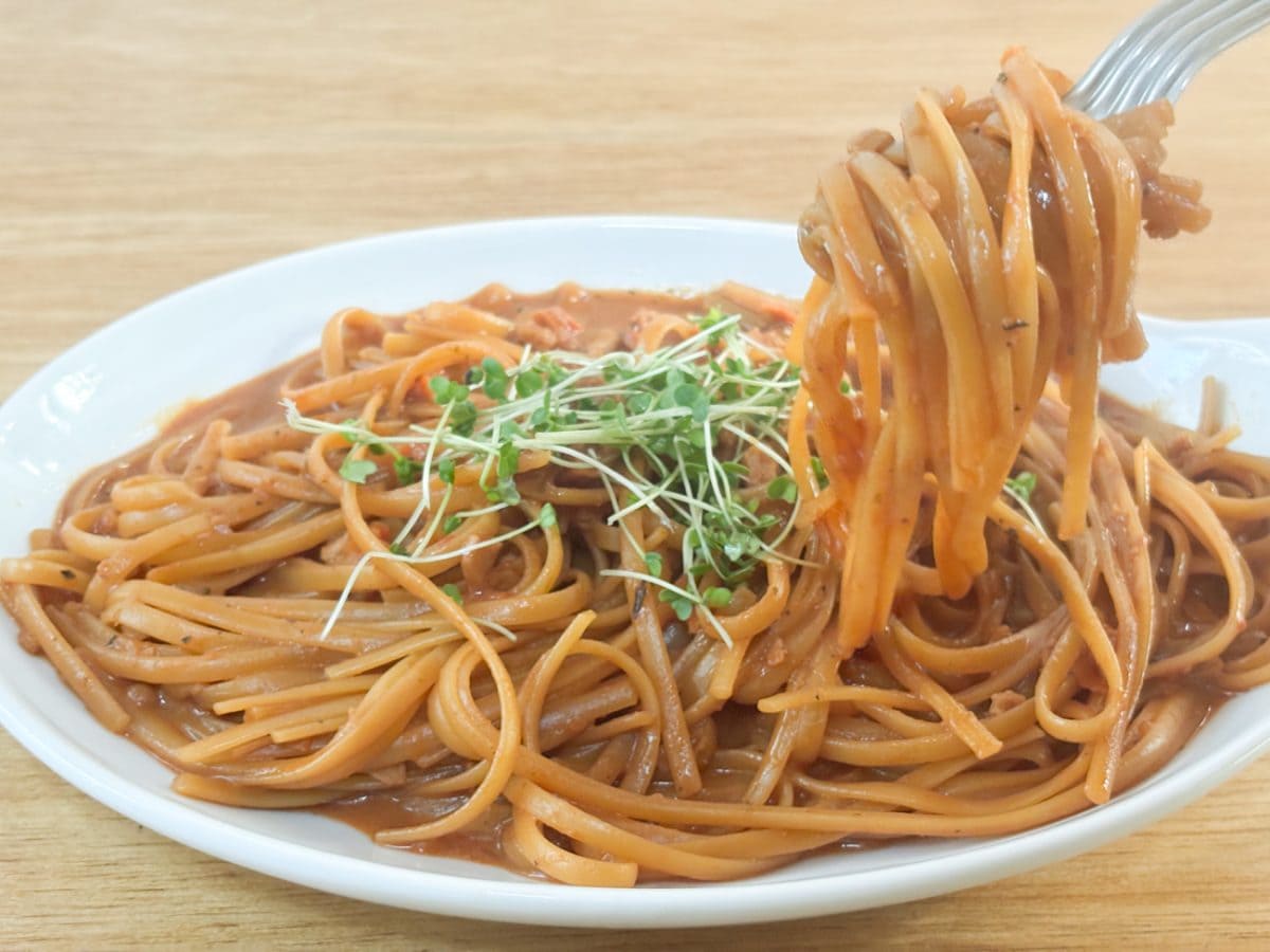 具沢山のソースは、ハーブがしっかり効いている本格派