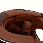 内装には高級感溢れるスエード素材を採用