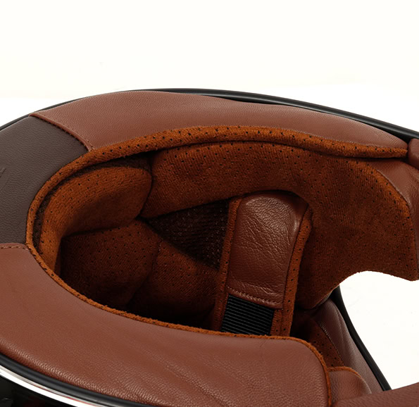 内装には高級感溢れるスエード素材を採用