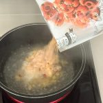 パッケージのすべてを小鍋に投入するだけのお手軽調理です