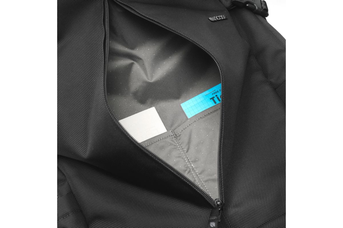 Tracksシリーズを象徴するフロントパネルの縦型ポケット