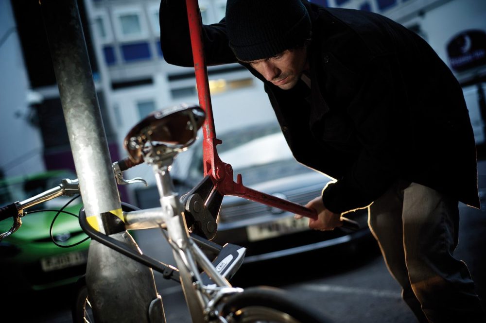 盗難見舞金制度は、対象ロックを正しく使用中に盗難にあった場合に新車購入費用として最大で12万円が支払われるという制度