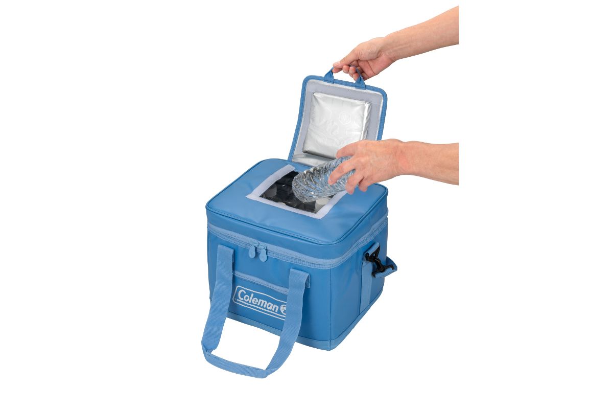 冷気を逃がさず中身を取り出せる クイックサーブオープニングを採用。「15ℓ」は携帯にも便利