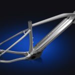 フレーム剛性と重量バランスを最適化を行い、ダウンチューブの内部をツインチューブ構造にしたヤマハ独自のフレーム