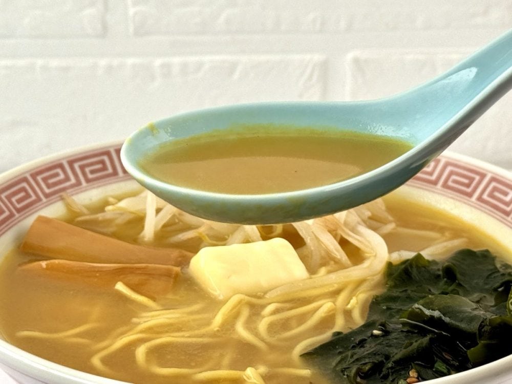 中弘クラフト 味噌カレー牛乳らーめん／スープは合わせの味噌のコクにカレーのスパイス、そして牛乳の甘みが合わさってクリーミーで独特のテイストが味わえます